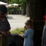 kinderen mogen touw draaien bij museum eynderhoof
