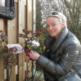 lone van roosendaal snoeit de aspects of love rozen tijdens haar verblijf bij buitengoed de gaard maart 2014 orchard of fame