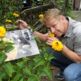 tony neef bezoekt zijn sonnebloem 'langs het tuinpad van mijn vader' bij vierseizoenenhuisje buitengoed de gaard 12-07-2015